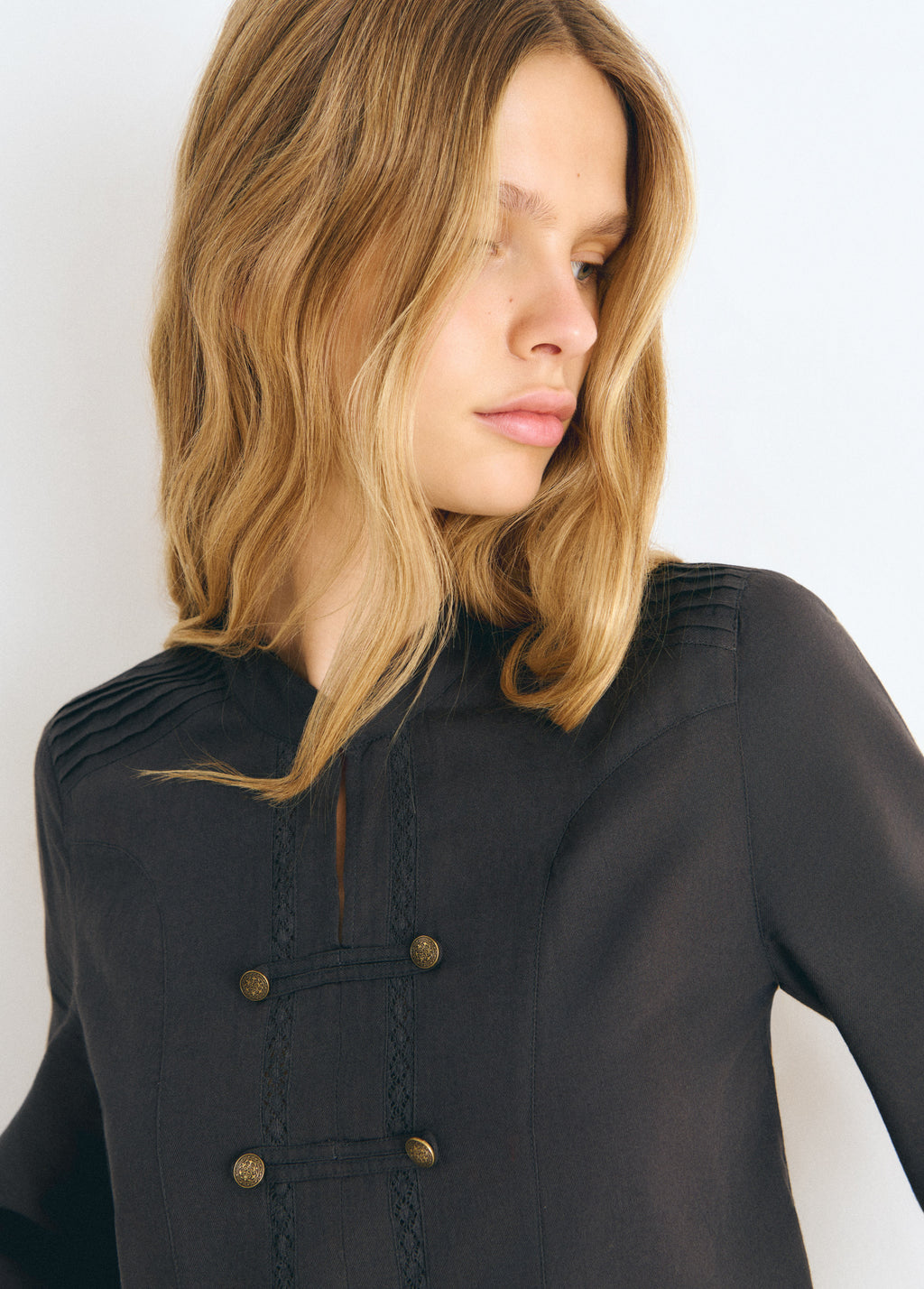 Blusa detalle botones tipo napoleón