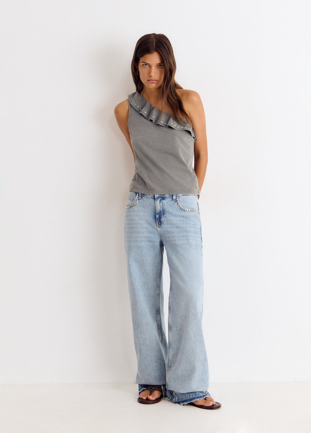 Asymmetrisches T-Shirt mit Volants und Nieten