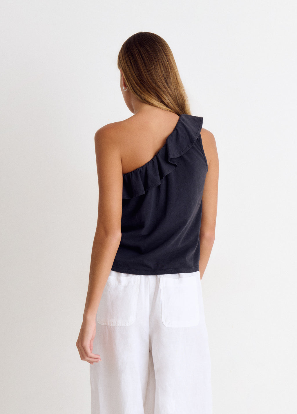 Camiseta asimétrica volante con tachas