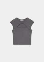 Camiseta de manga corta en gris oscuro con escote japonés y recorte frontal vista de frente