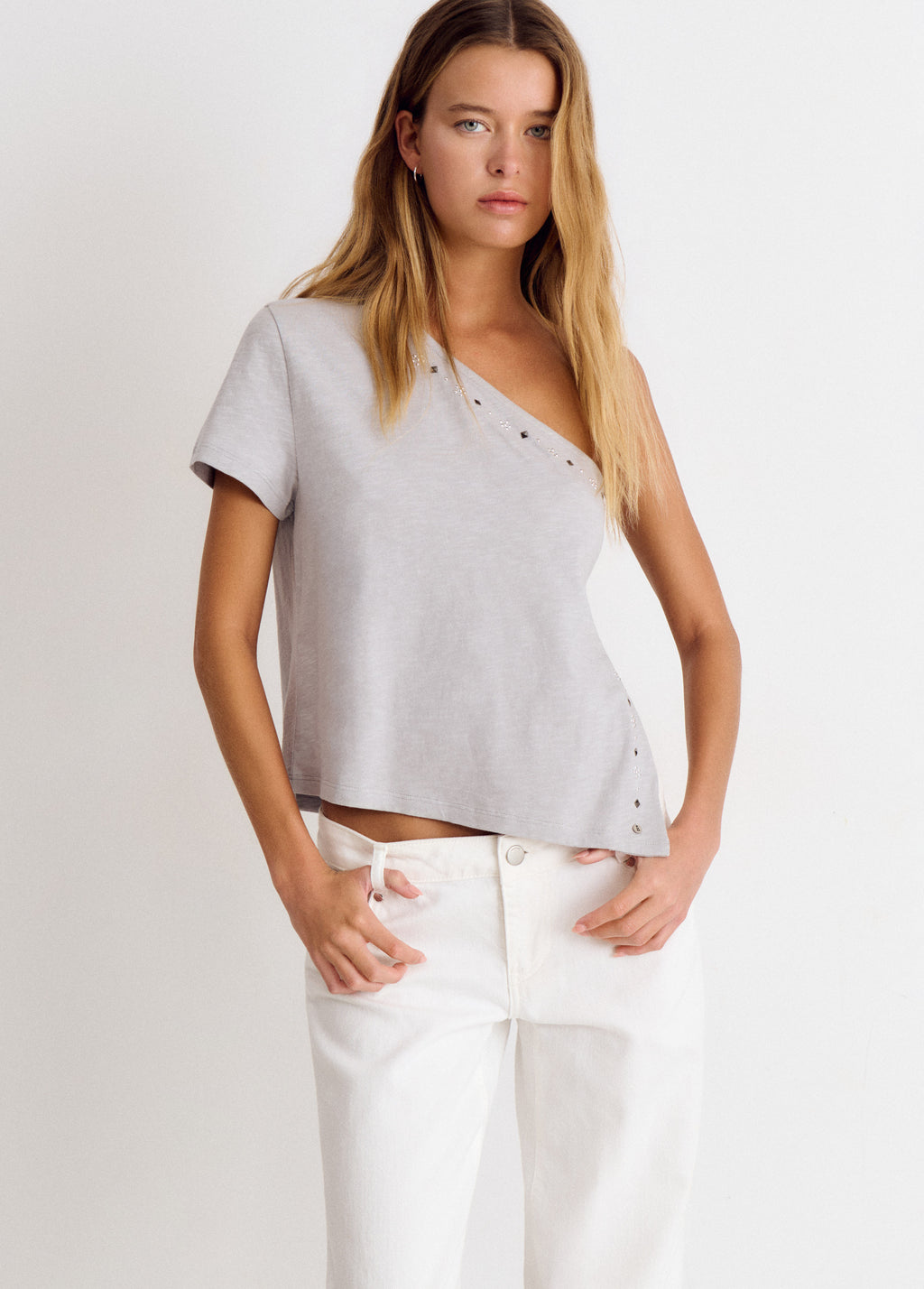 T-shirt assimétrica com flor e tachas