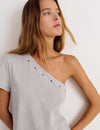 T-shirt assimétrica com flor e tachas