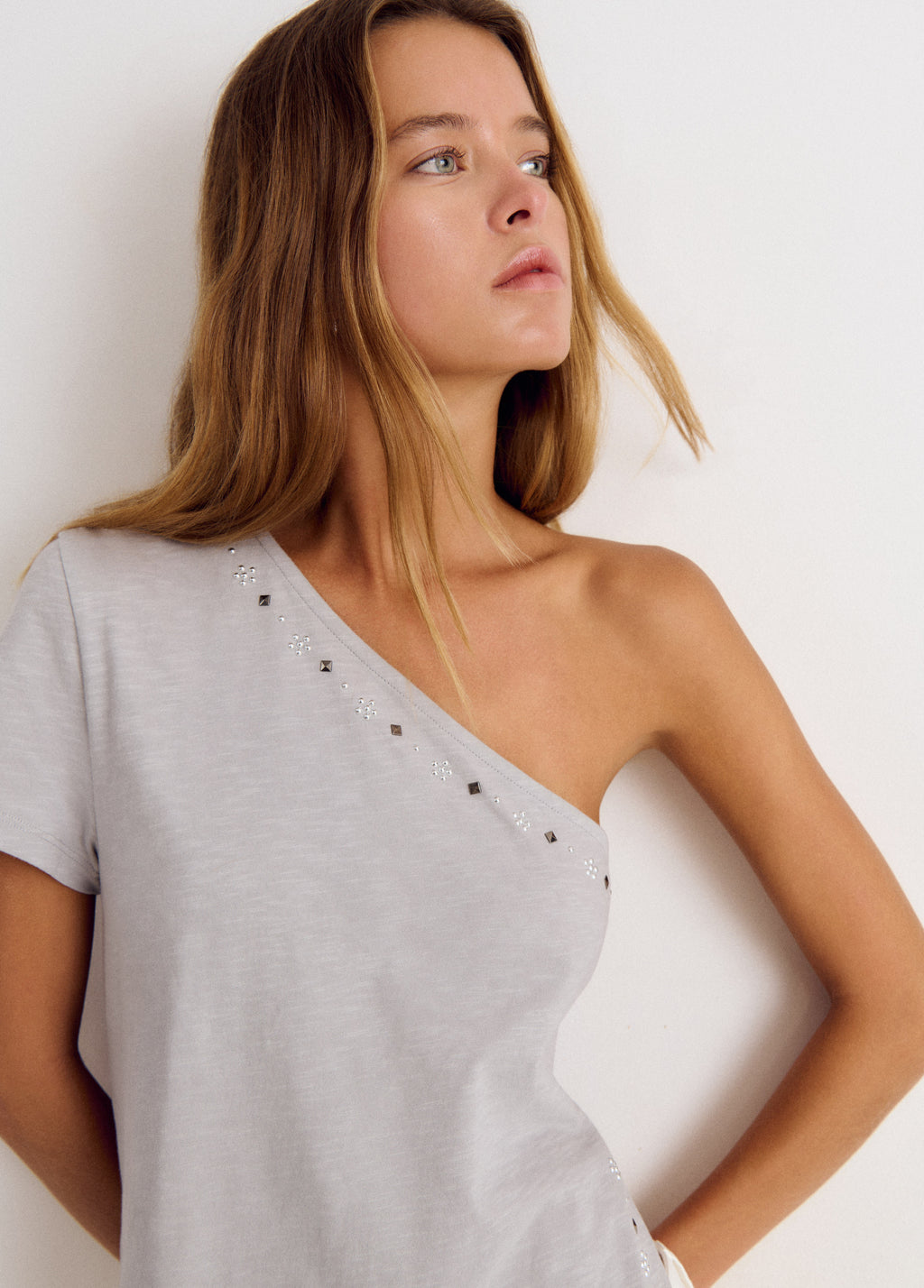 T-shirt assimétrica com flor e tachas