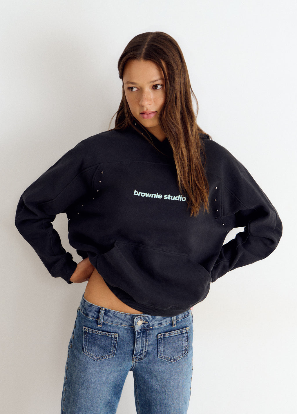 Sudadera capucha tachas