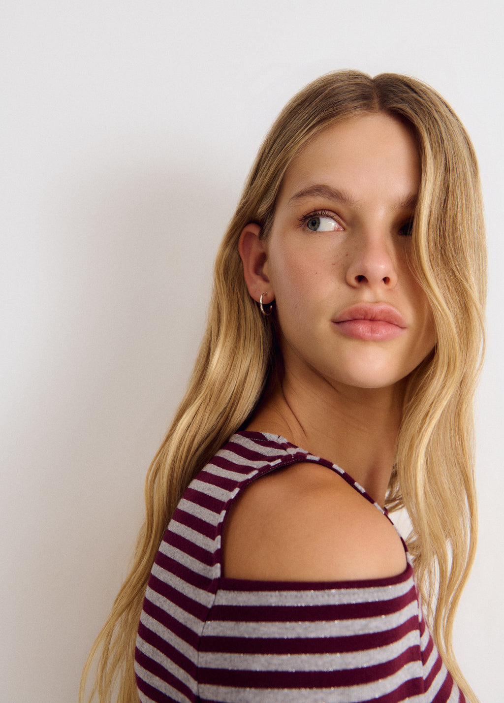 Cut-out T-shirt met lurexstreep op de schouder