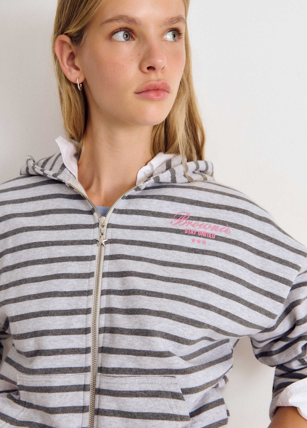 Sweat-shirt zippé à rayures et broderie
