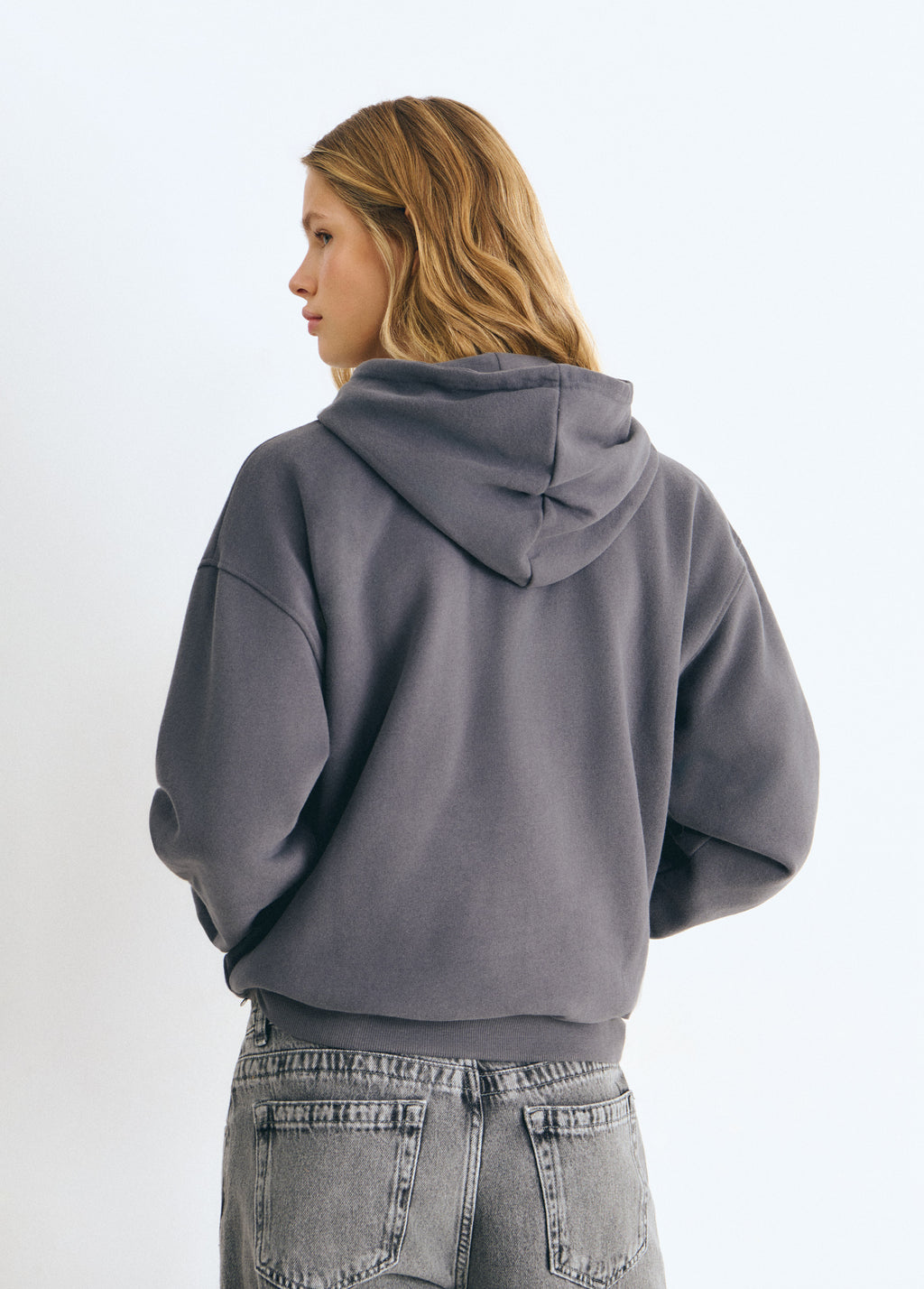 Sudadera capucha antracita vista por detrás mostrando su espalda y capucha