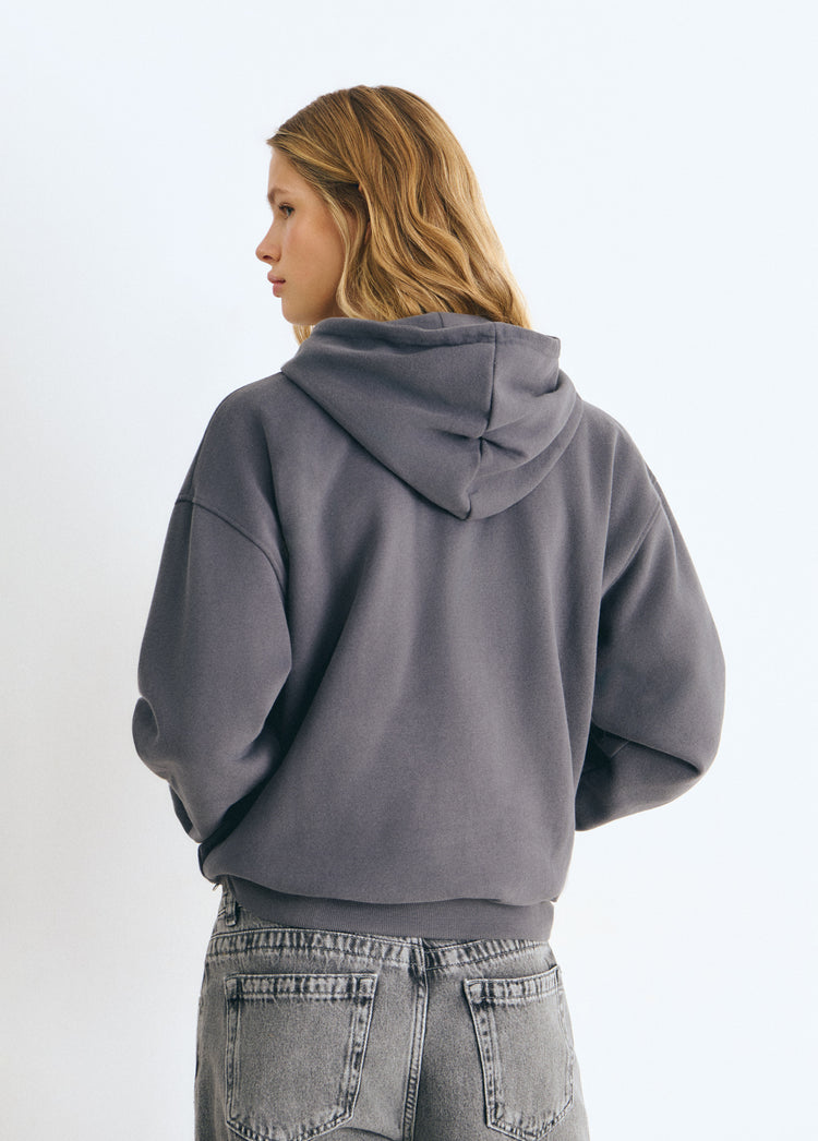 Sudadera capucha antracita vista por detrás mostrando su espalda y capucha
