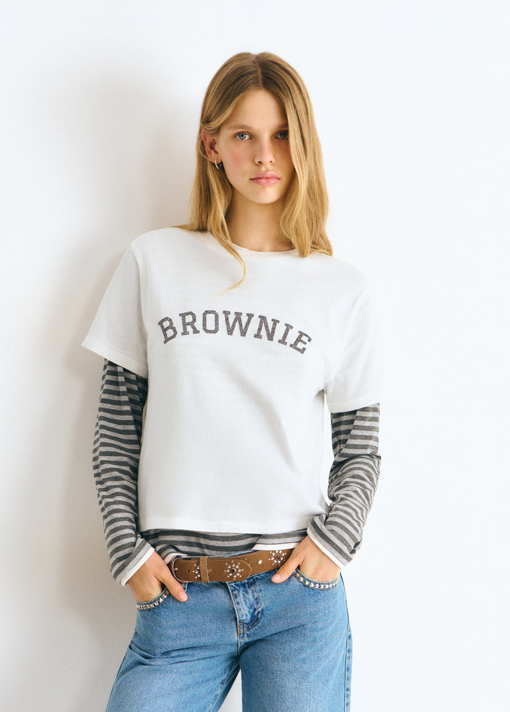 Camiseta blanca de corte holgado con el texto brownie bordado en el pecho