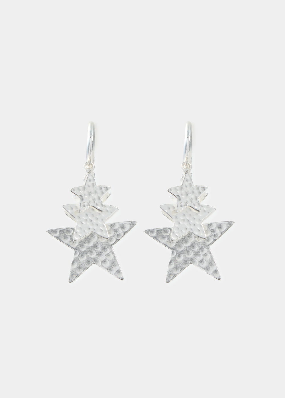 Pendientes aro de color plata con colgante de estrella facetada lucidos en la oreja