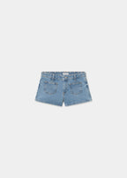 Short vaquero azul medio con tachas metálicas y parche de estrella blanca en el trasero