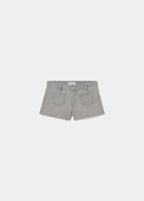 Short gris con parches de estrellas rosas y cinturilla con tachas, visto desde atrás