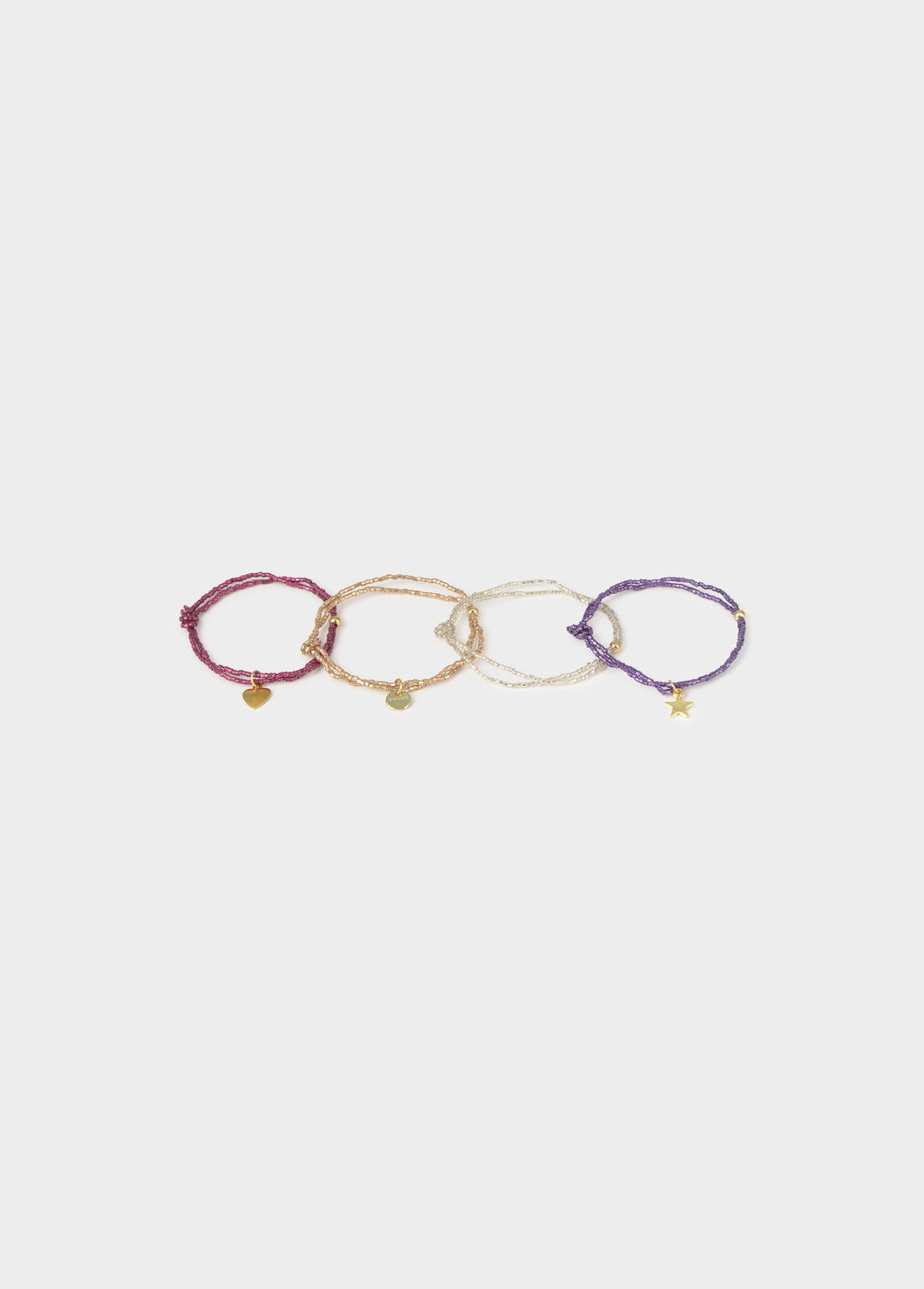 Set mit Armbändern, Perlen und Charms