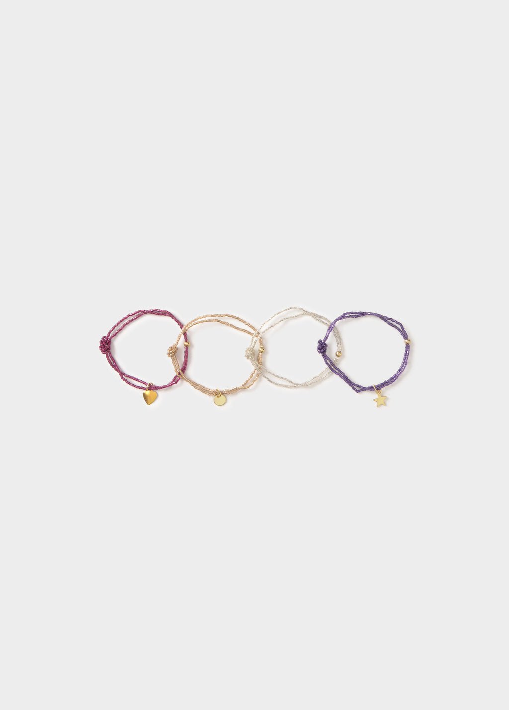 Set mit Armbändern, Perlen und Charms