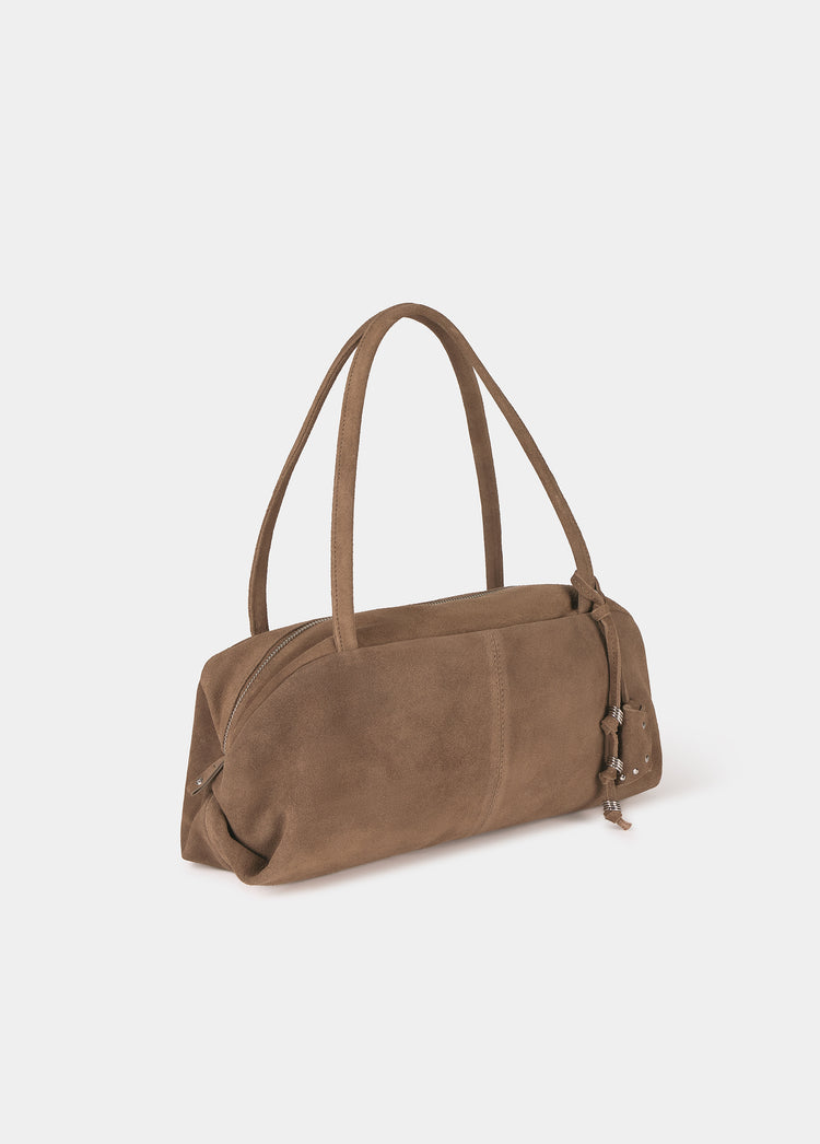 Bolso baguette de ante en tono taupe con asas altas y detalles metálicos en el lateral