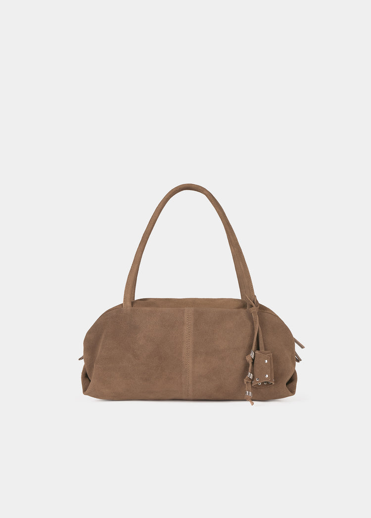 Bolso baguette de ante en tono taupe con vista frontal, asas altas y colgantes decorativos