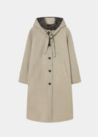 Chaqueta larga tipo gabardina en beige con capucha y botones oscuros vista de frente