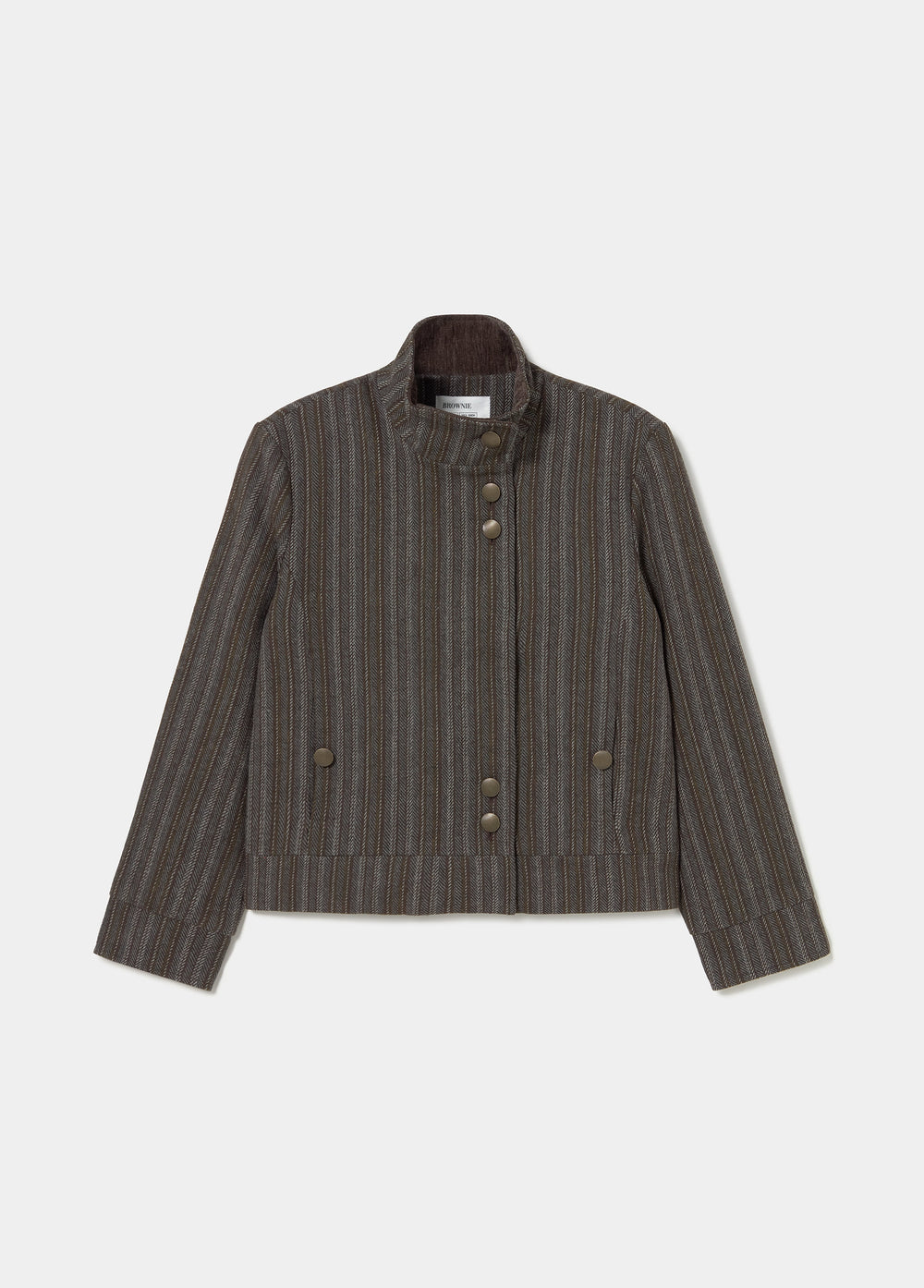 Chaqueta de paño gris con rayas y botones vista de frente sobre fondo arquitectónico