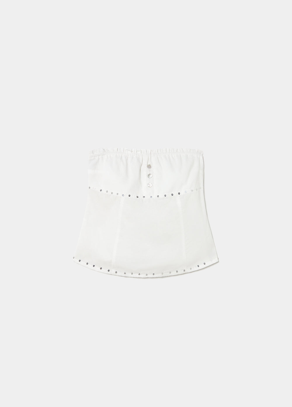 Top bandeau blanco de tirante fino con botones frontales y costuras verticales, lucido sobre fondo de rocas marinas