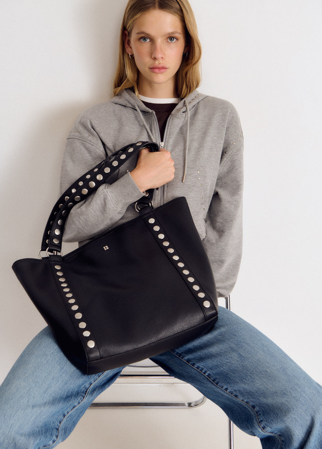Bolso shopper tachas