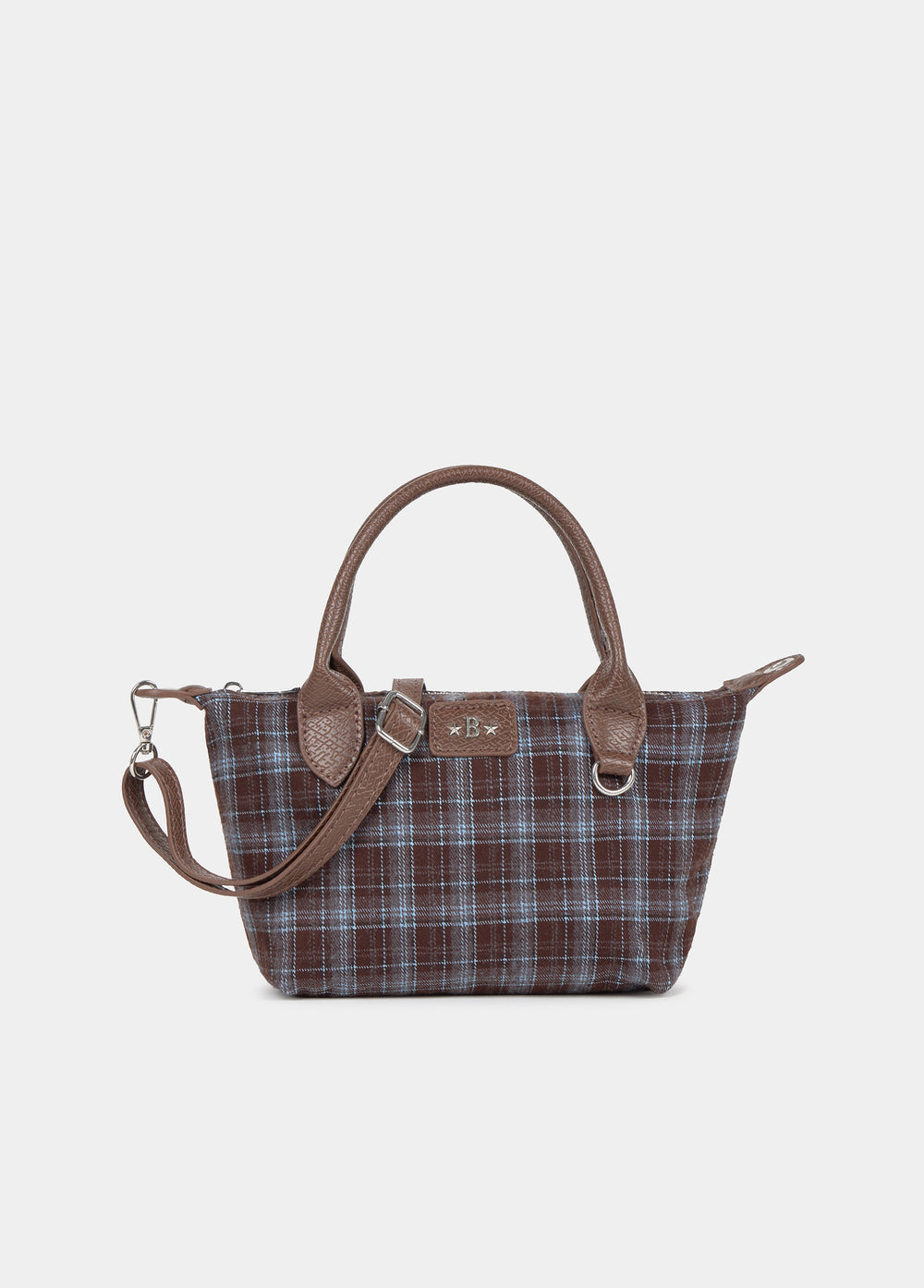 Bolso pequeño shopper de cuadros en color chocolate colgado del hombro