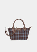 Bolso pequeño shopper de cuadros en color chocolate colgado del hombro