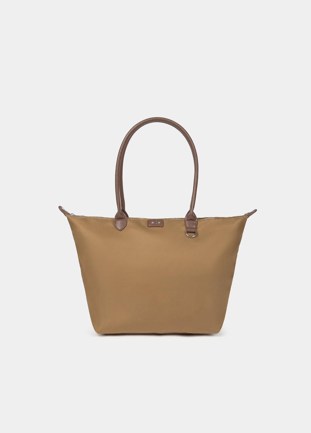 Bolso shopper camel de gran tamaño luciendo su asa de cuero y detalle metálico