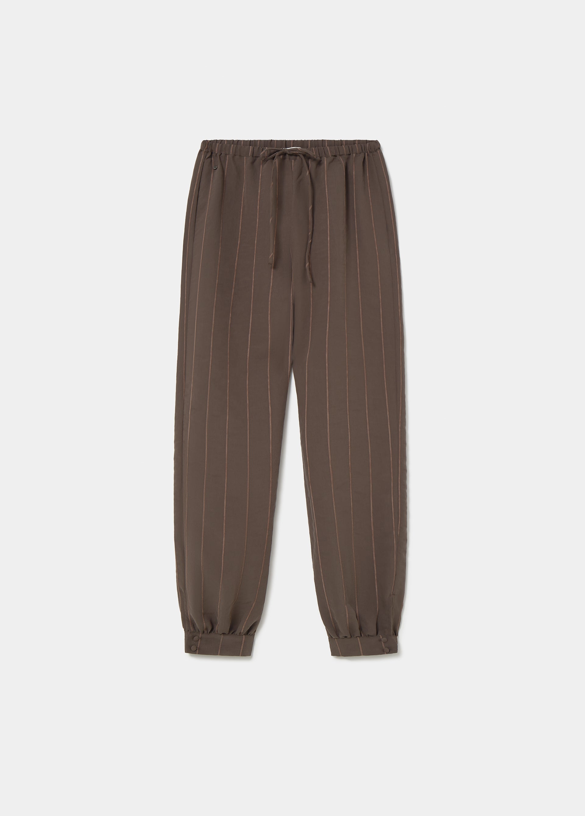 Pantalón largo bombacho de rayas en marrón sobre modelo con top a juego