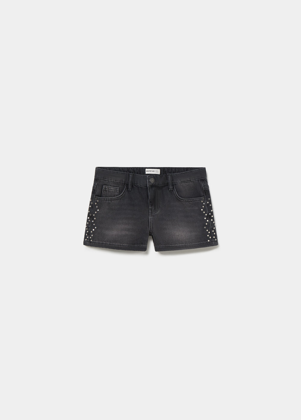 Short negro de vaqueros con tachas en los laterales visto de frente