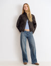 Gerade Jeans mit gestickten Flügeln