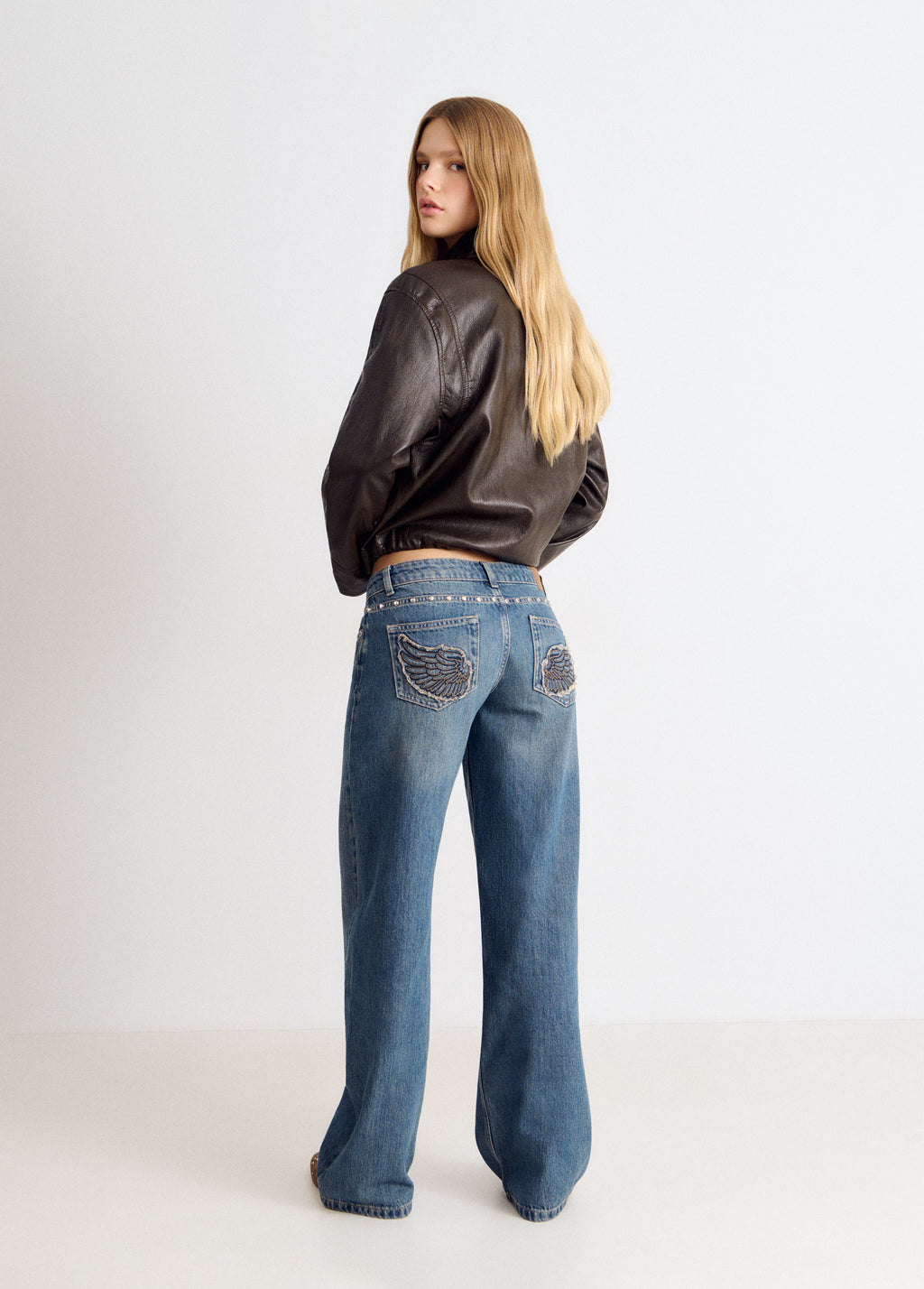 Gerade Jeans mit gestickten Flügeln
