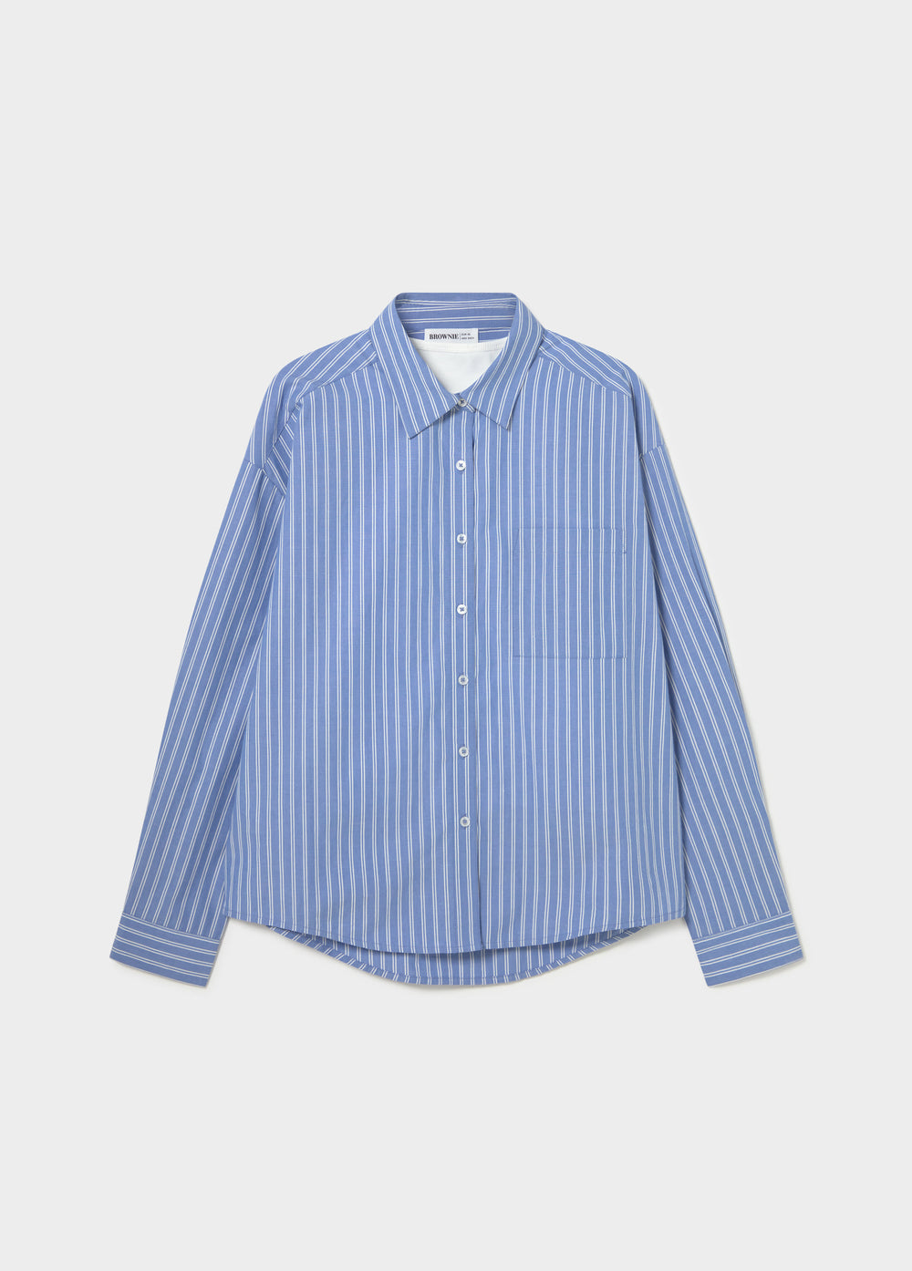 Camisa de rayas finas en azul con el cuello abierto y los puños remangados