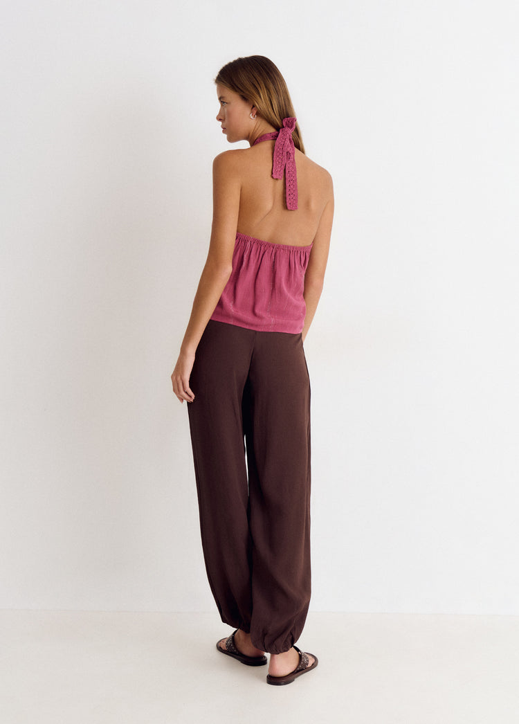 Top halter rosa con detalle de cuello en crochet visto desde la espalda
