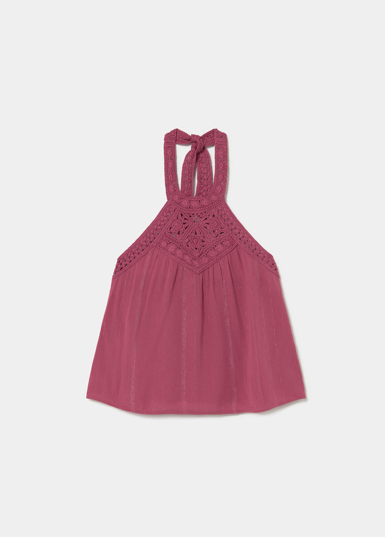 Top halter rosa con detalles de crochet en el escote y tirantes cruzados