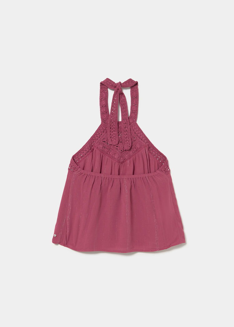 Top halter de color rosa con detalles de crochet en el cuello y tirantes
