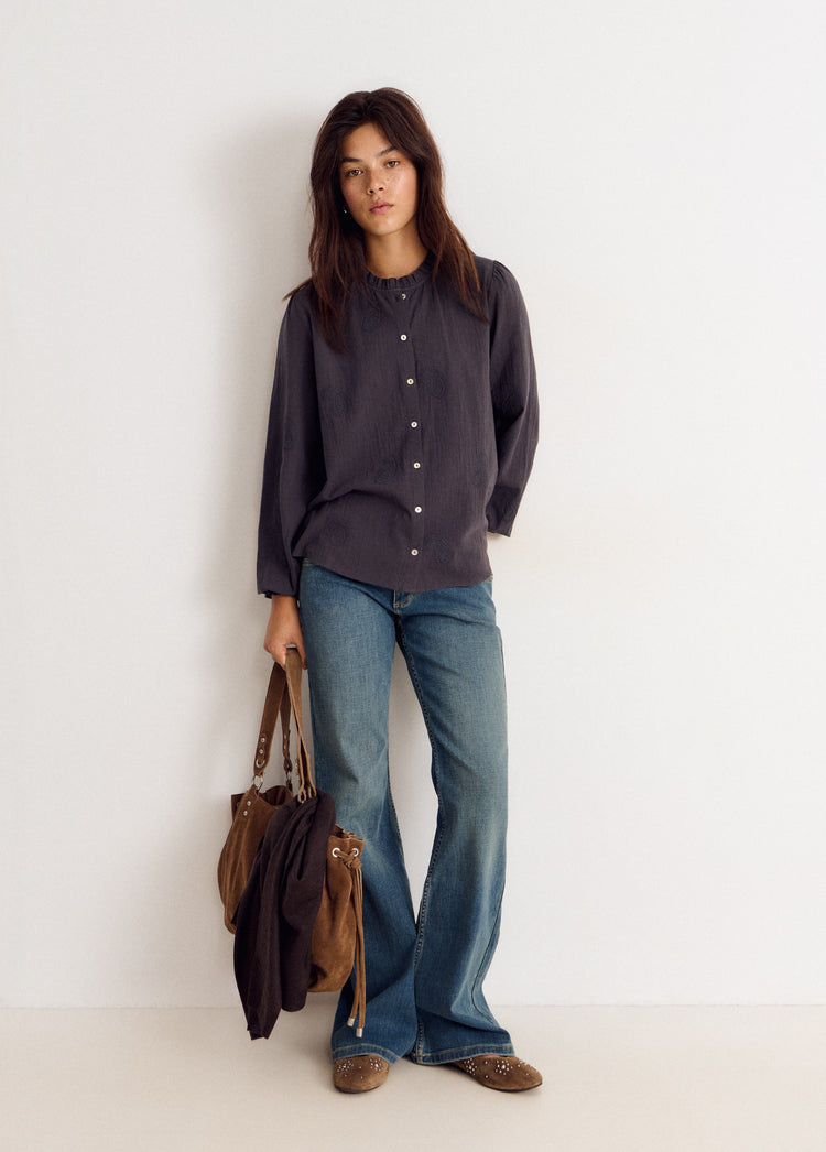 Blusa de manga larga en tono gris con botones frontales y cuello redondo