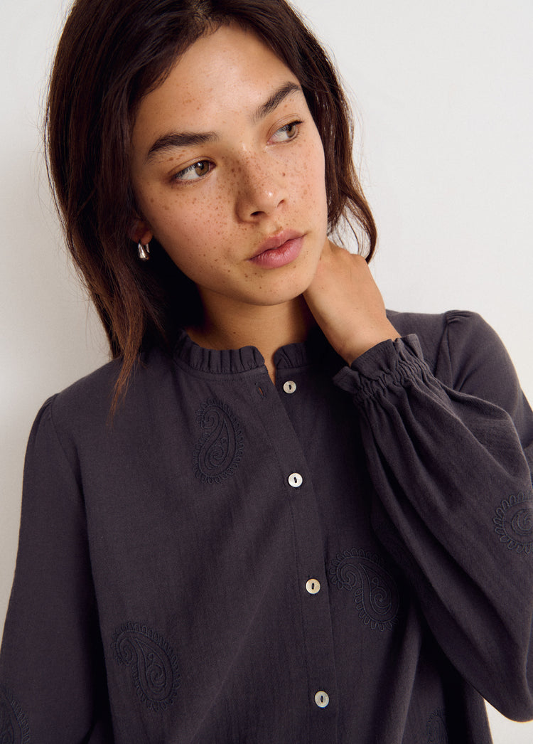 Blusa de manga larga en gris con bordados paisley y cuello alto