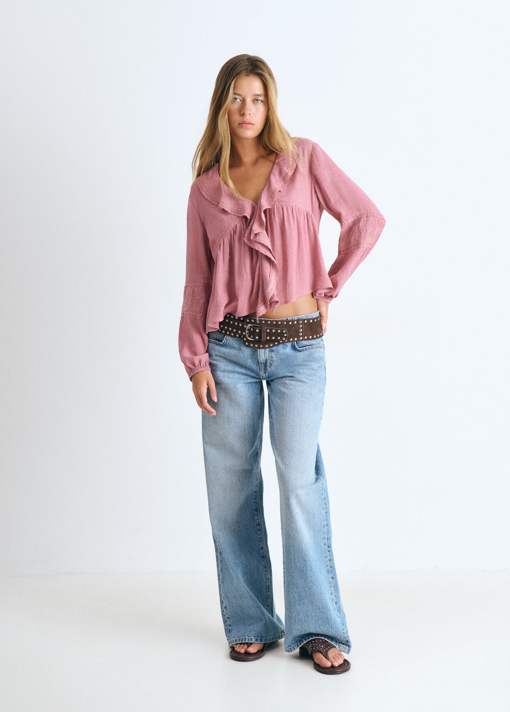 Blouse met volant en geborduurde mouwen
