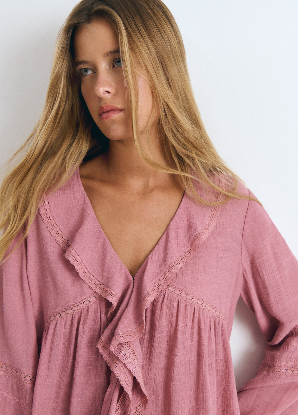 Blouse met volant en geborduurde mouwen