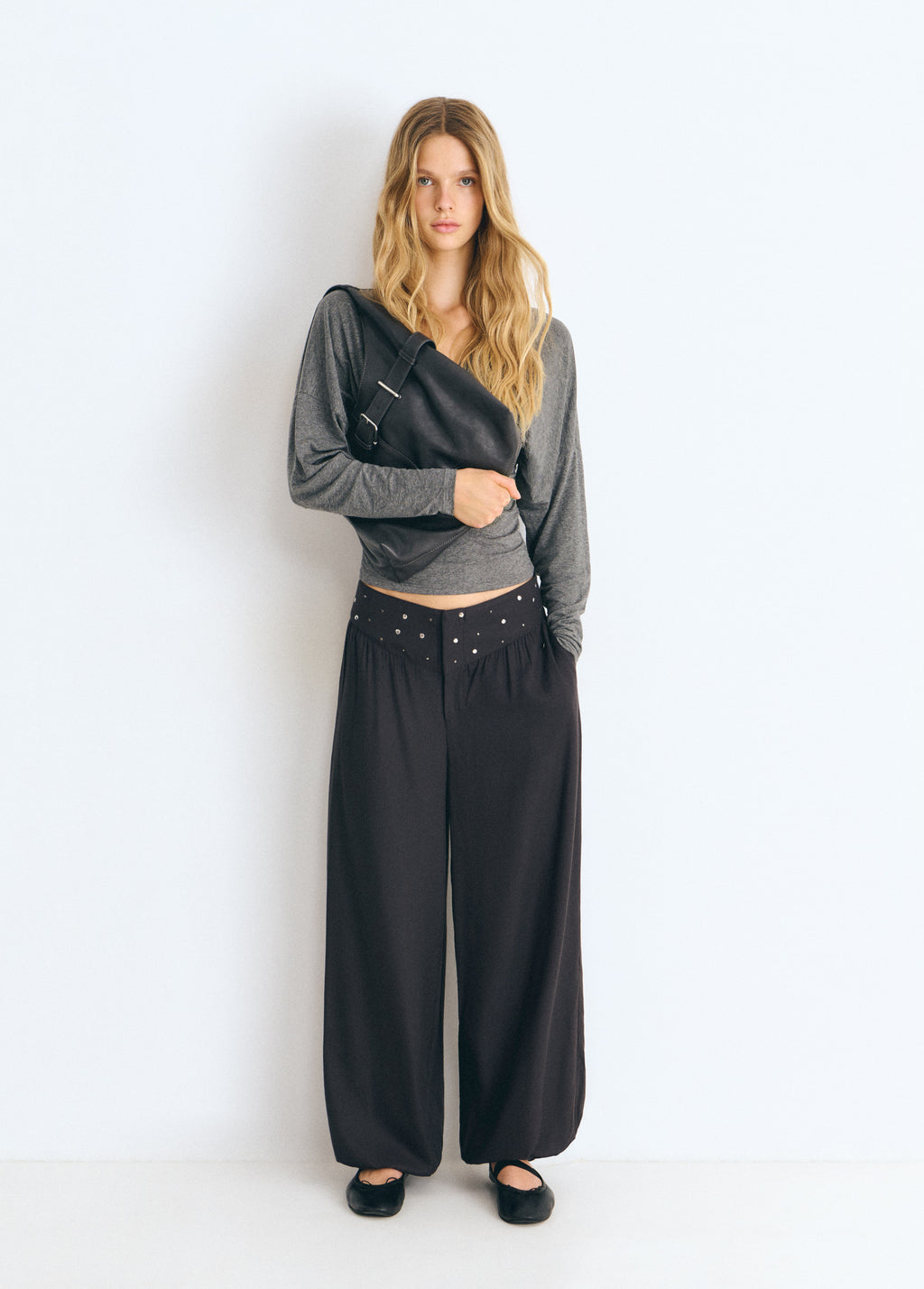 Pantalon bouffant à taille cloutée