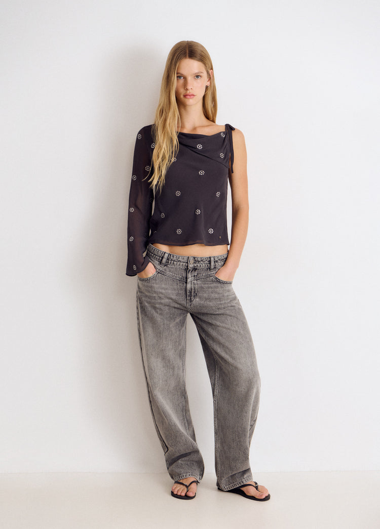 Bluse mit Blumen und Nieten
