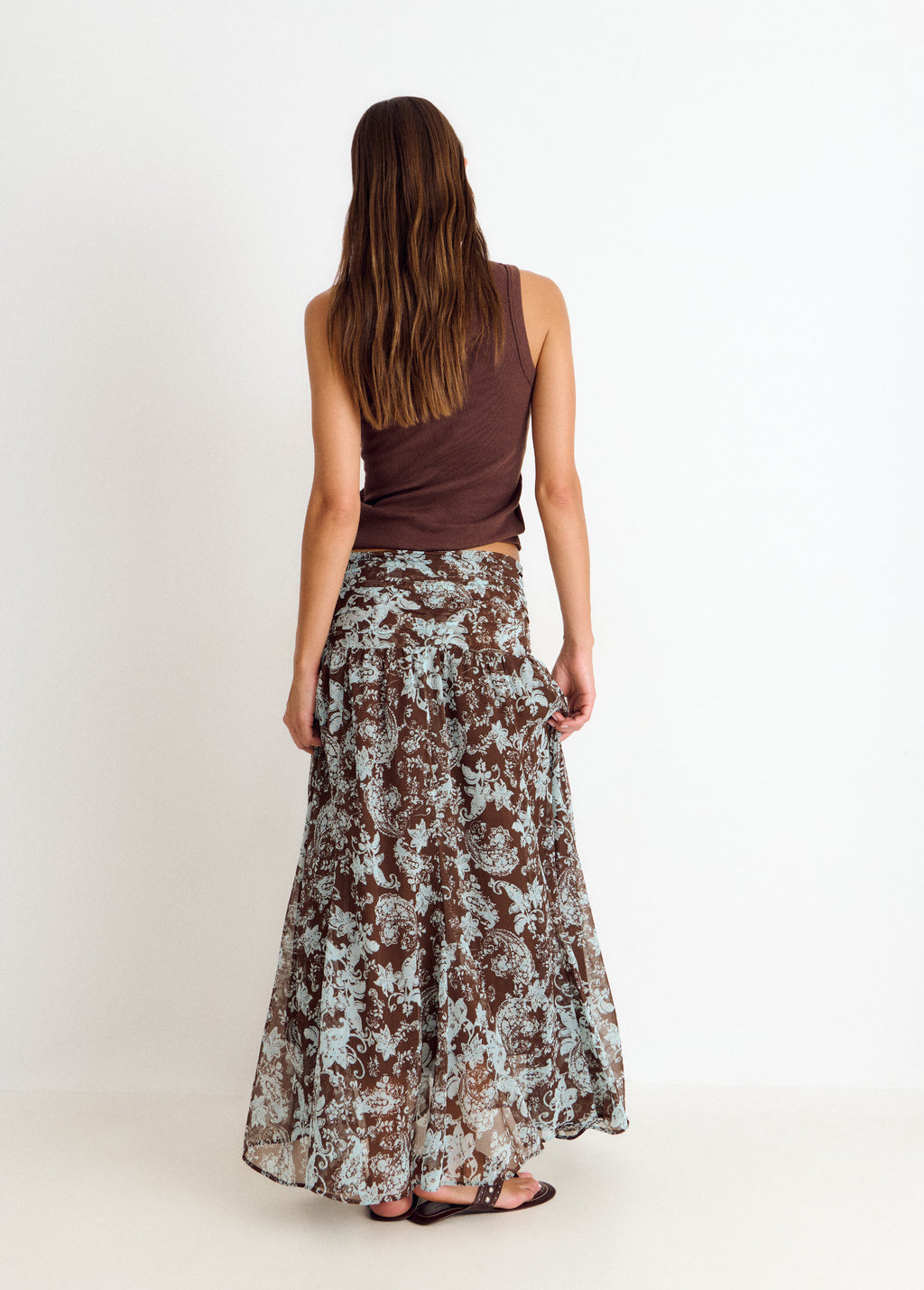 Falda larga de cintura smock con estampado floral en marrón vista desde atrás