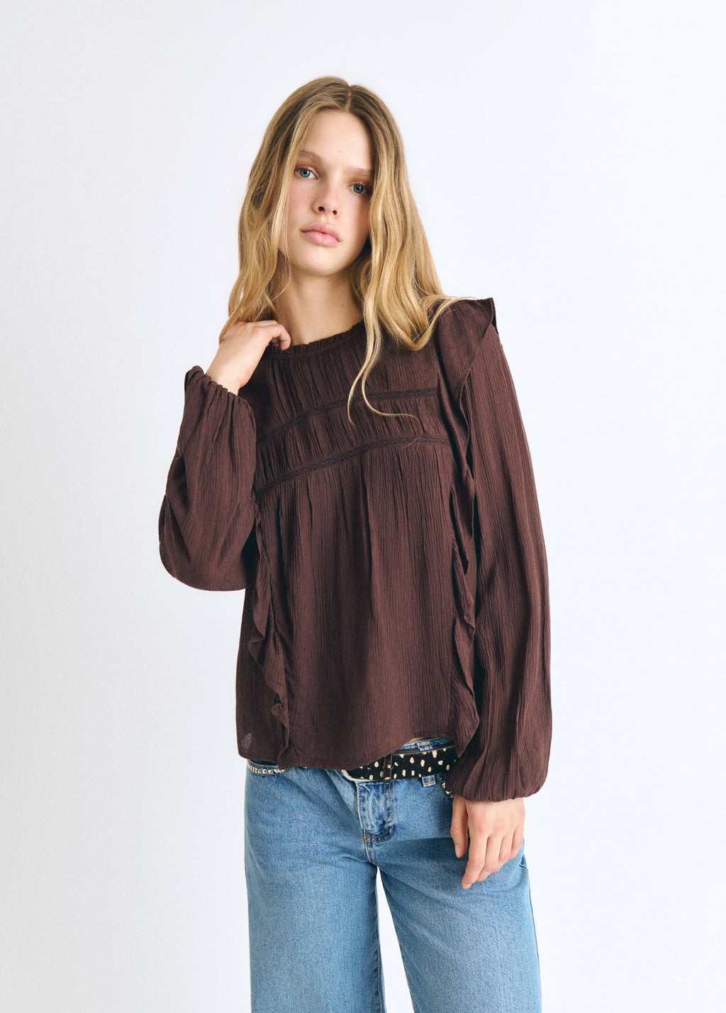 Blusa cuello caja volantes