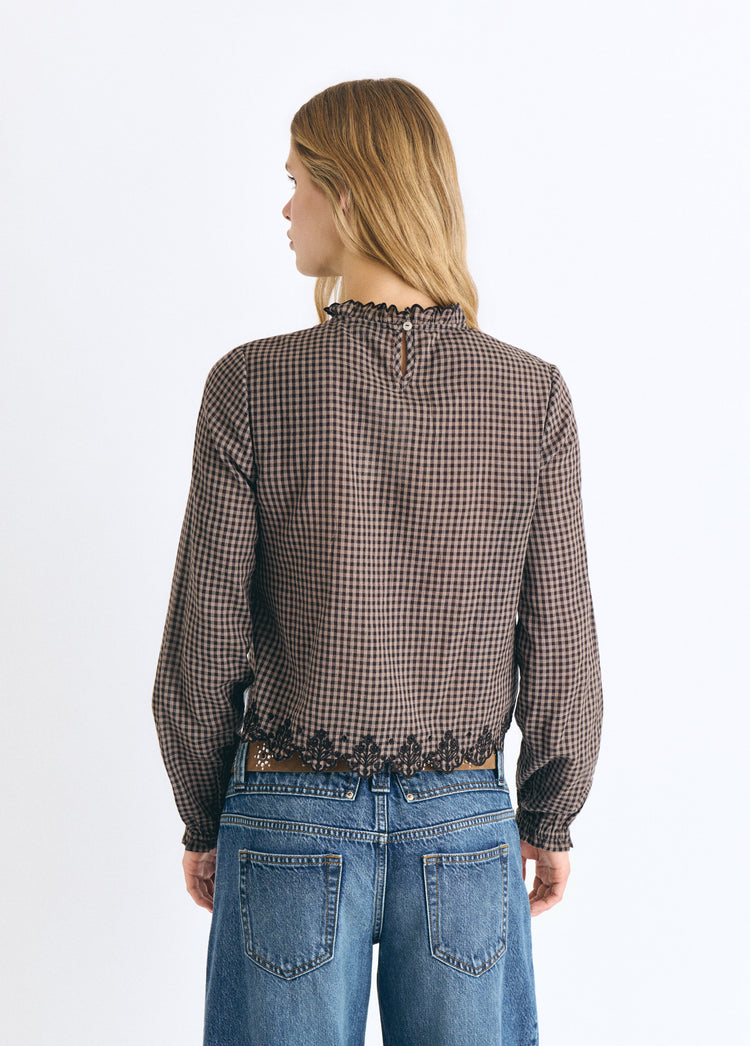 Blouse met ruitjes en geborduurde zoom