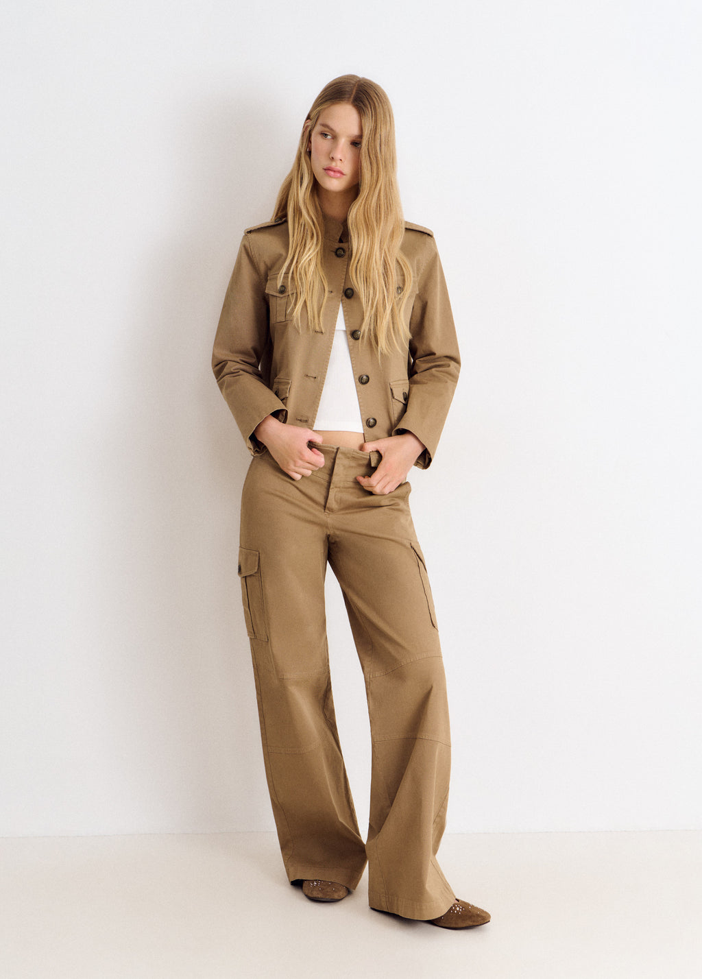 Pantalón cargo tiro medio