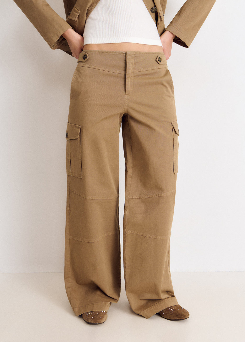 Pantalón cargo tiro medio