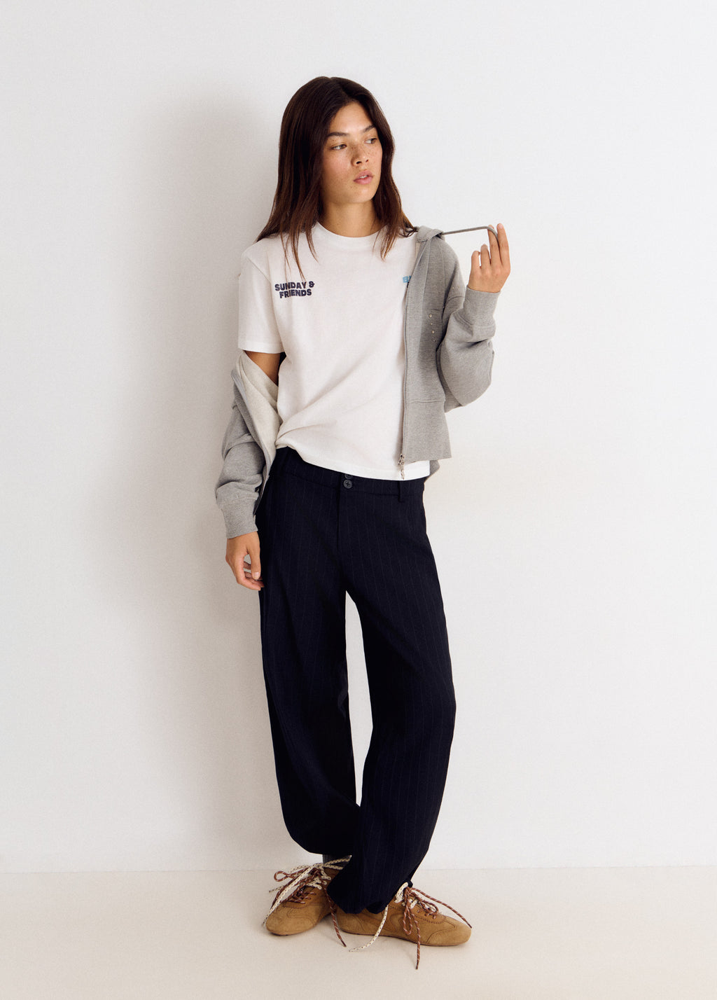 Camiseta blanca de manga corta con estampado de perros en el pecho, vista de cuerpo entero