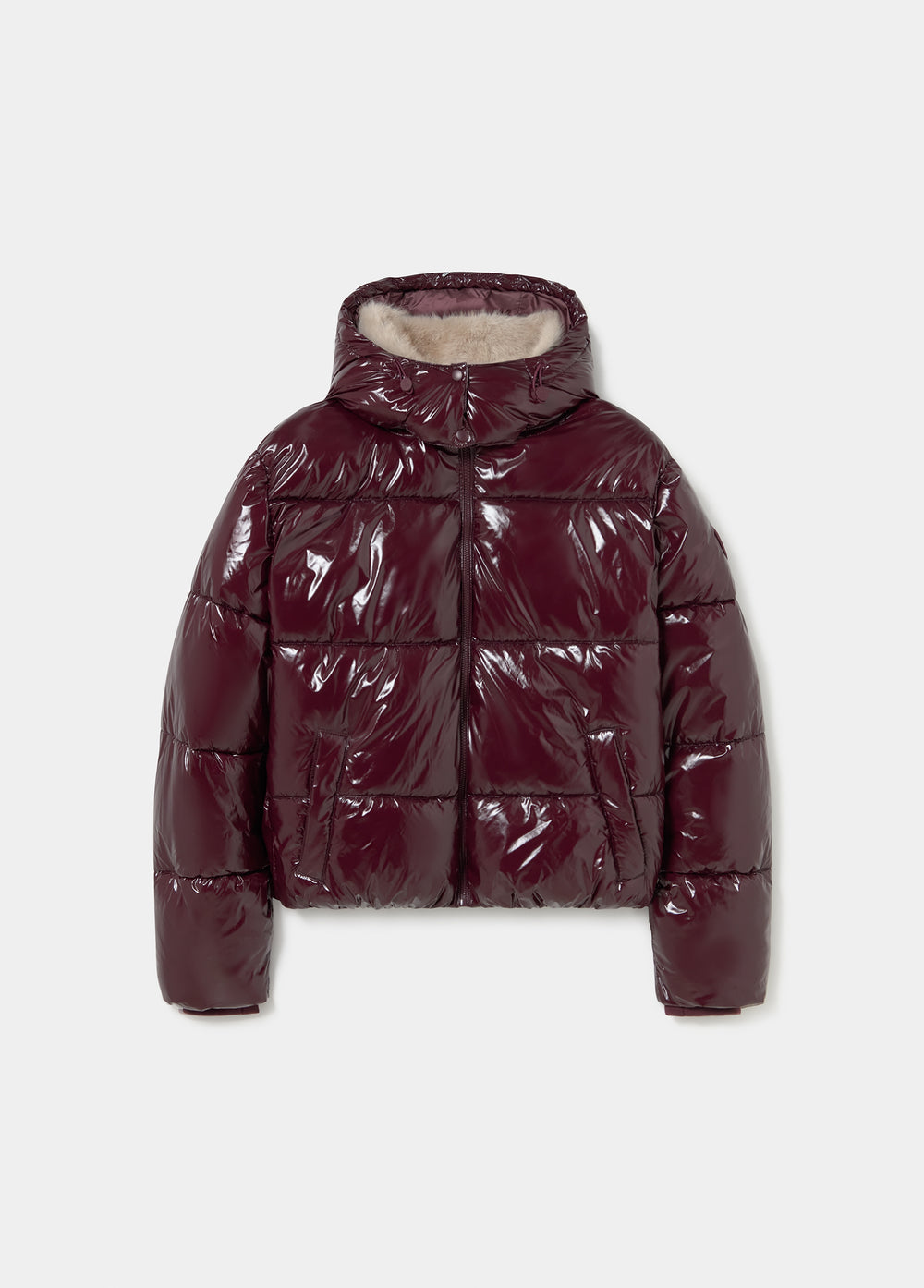 Chaqueta acolchada vinilada de color granate con capucha forrada en pelo y efecto brillante