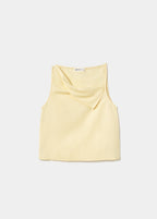 Top de lino amarillo con tirantes finos y escote de solapa, visto en modelo