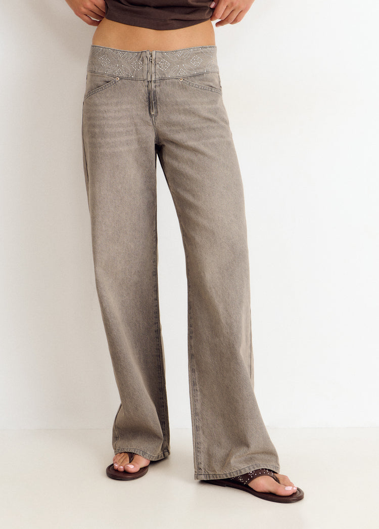 Wide-waistband jeans with studs